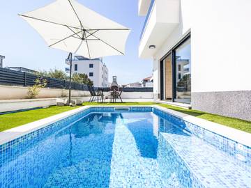 Ferienwohnung für 5 Personen, mit Pool und Terrasse in Okrug Gornji