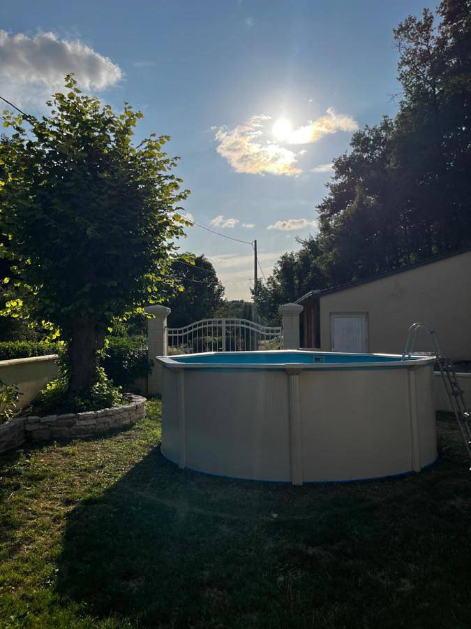 Location de vacances pour 4 personnes, avec piscine et bassin pour enfant ainsi que jardin et vue à Épeigné-les-Bois - 4