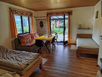 Gîte pour 3 personnes, avec vue ainsi que jardin et piscine dans Korneubourg