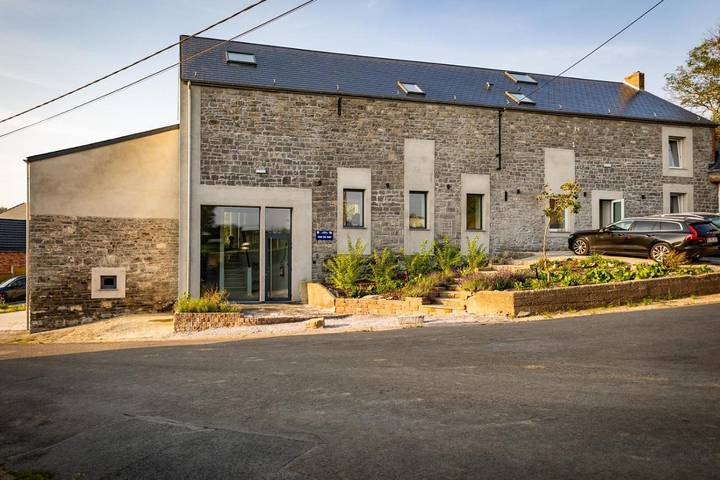 Location de vacances pour 22 personnes, avec Terrasse et Jardin ainsi que Sauna et Vue à Couvin