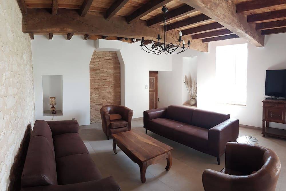 Grand gîte rénové et climatisé en pleine campagne avec piscine chauffée 6 ch 15p in Castillonnès, Région de Villeneuve-sur-Lot