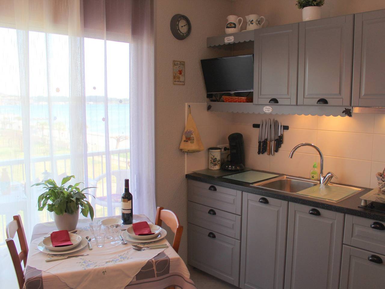 Entire studio, Cozy apartment near Thermes in Balaruc-les-Bains in Balaruc-les-Bains, Côte d'Améthyste