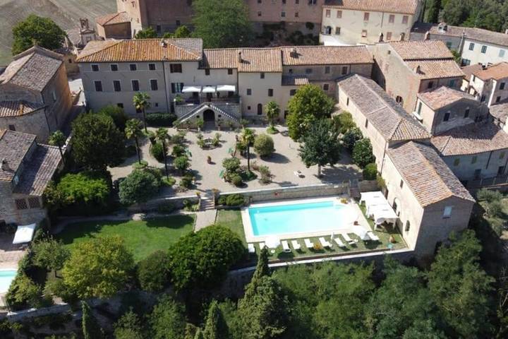 Villa para 14 pessoas, com vista e piscina e ainda jardim em Montalcino