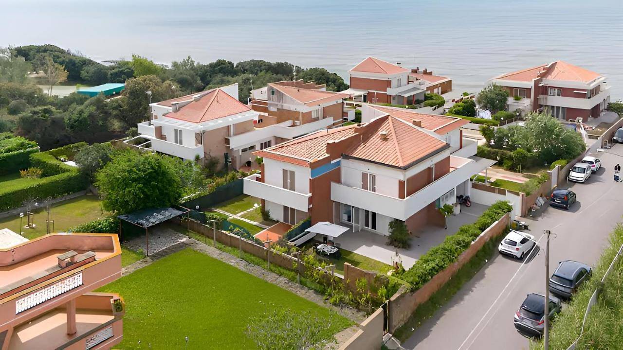 Villa Lilla Beachfront - Sea View with Parking and Private Garden in Anzio, Provincia di Roma