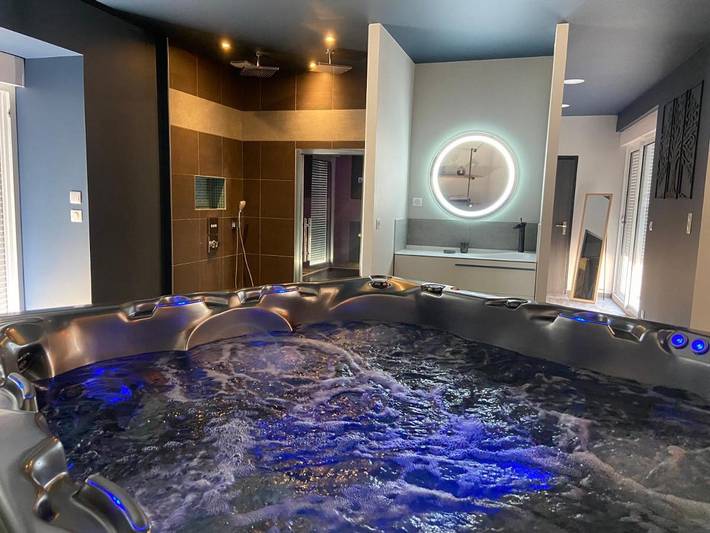 Location de vacances pour 2 personnes, avec Jacuzzi et Terrasse ainsi que Jardin et Sauna à Marigny-Marmande