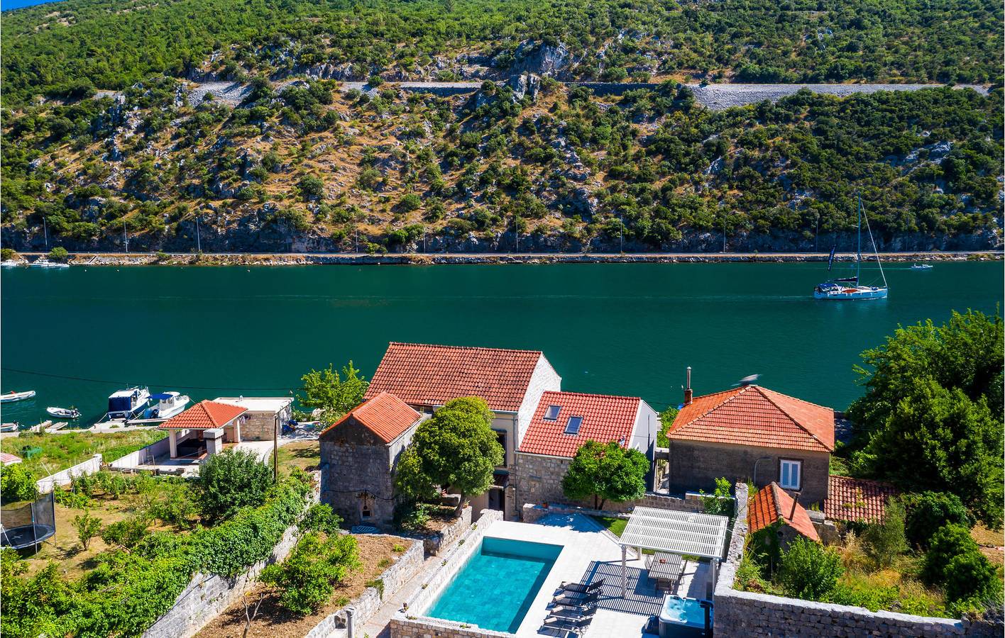 Ferienwohnung mit Meerblick, Pool, WLAN und Parkplatz in der Nähe von Mokosica in Mokosica, Dubrovnik-Neretva