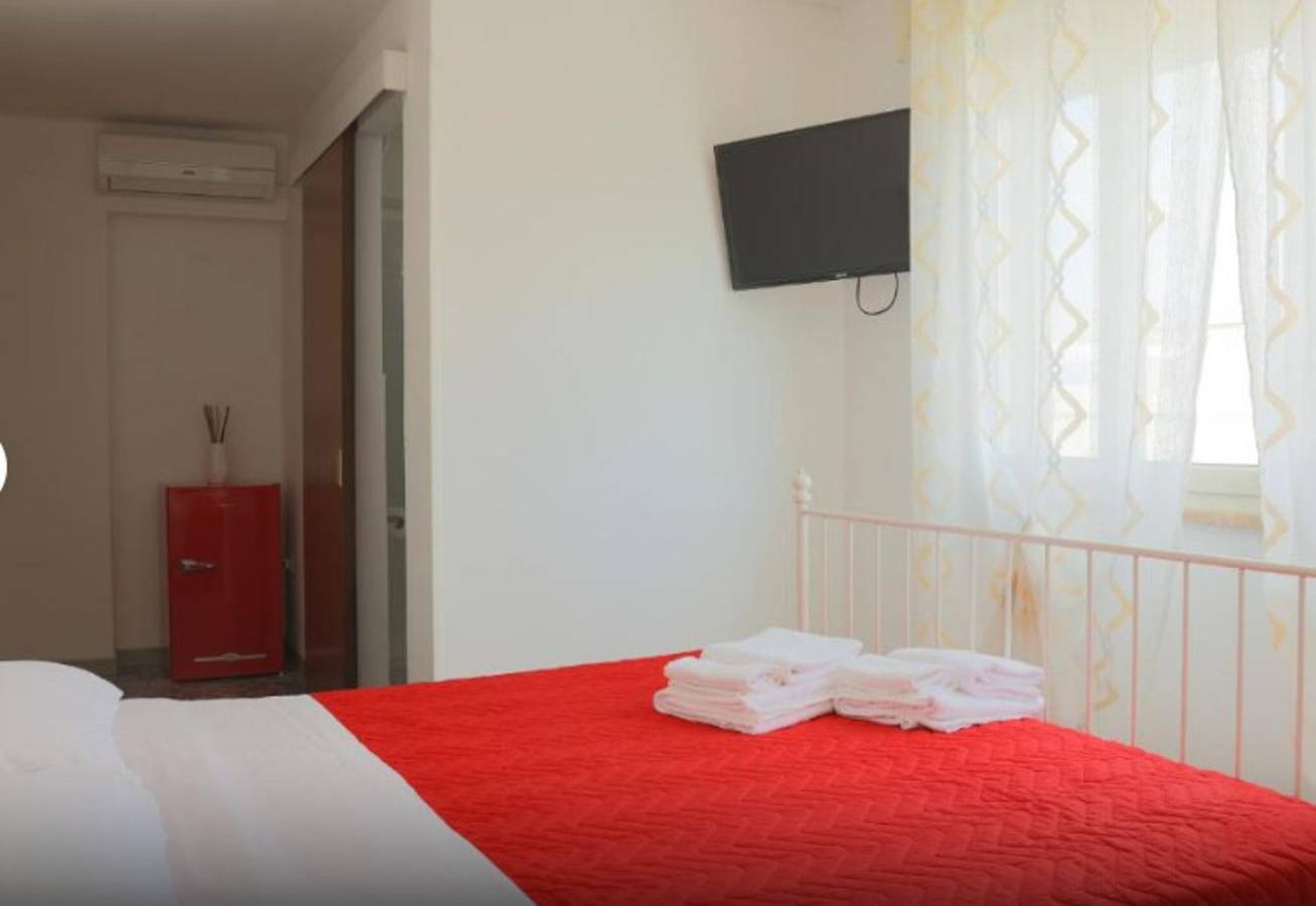 Zimmer 'Domenica' mit privater Terrasse, Wi-Fi und Klimaanlage in Carovigno, Salento