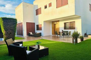Casa rural para 12 personas, con balcón y jardín en Dos Hermanas