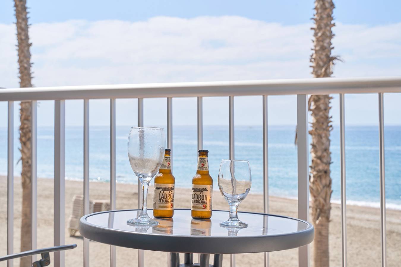 Geheel appartement, Appartement 'Frente Al Mar Y A Pie De Playa' met Balkon, Wi-Fi en Airconditioning in Motril, Costa Tropical