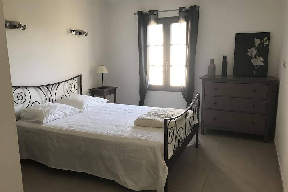 House With Patio & Pool In The Heart Of The Ramparts! in Aigues-Mortes, Côte d'Améthyste