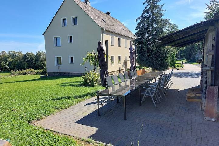 Ferienhaus für 27 Personen, mit Terrasse und Garten sowie Sauna in Hallschlag