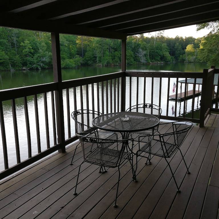 Cozy Unit #3 Waterfront Log Cabin in Lake Ouachita