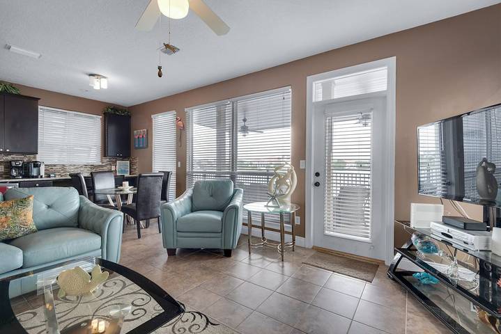 Vacation home for 6 people, with balcony and pool as well as yard in Destin