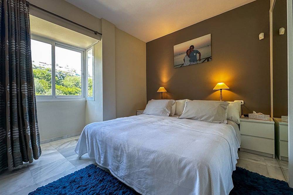 Luxury,fenced townhouse, large garden, swimming pool near golf courses 7 pers. in Paraiso Park, Benahavís