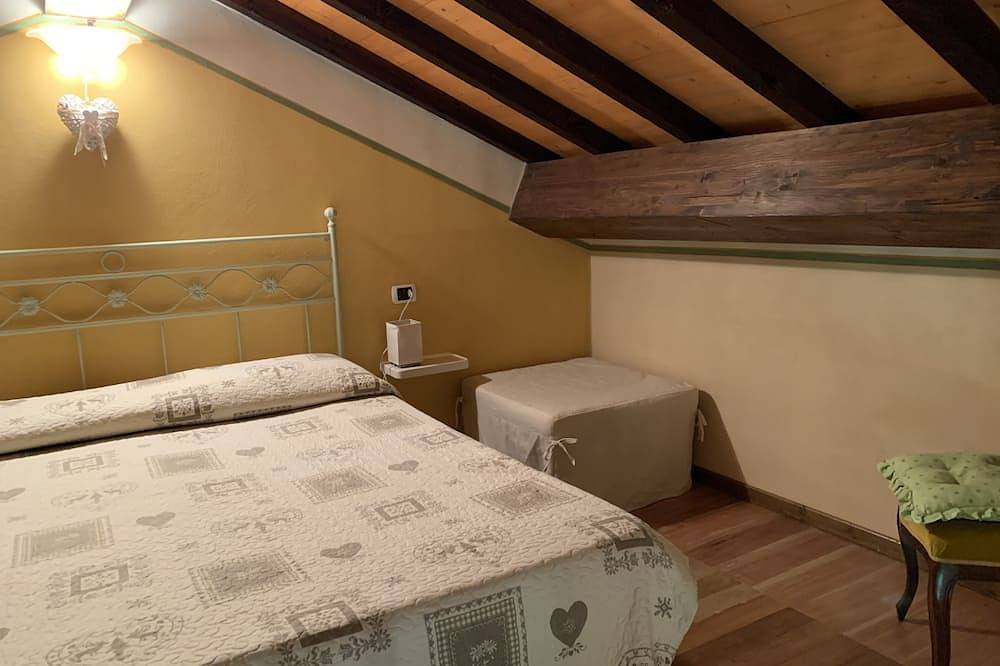 Mandolata - cottage with garden, shared pool, private veranda in Gallicano, Garfagnana