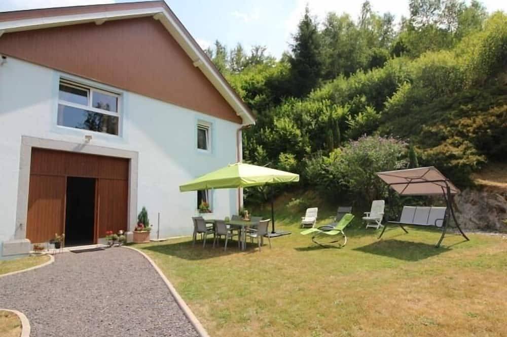 Gîte Confortable en Pleine Forêt avec Étang, Idéal pour Familles et Amis in Granges-Aumontzey, Parc naturel régional des Ballons des Vosges