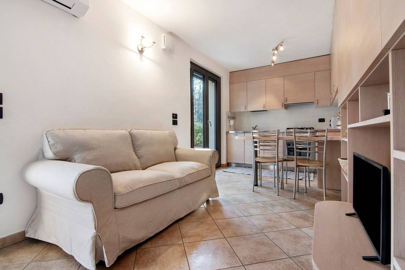 Entire apartment, Apartment 'Il Nido Del Lago' with Sea View, Wi-Fi and Air Conditioning in Colico, Alpi Orobie Occidentali