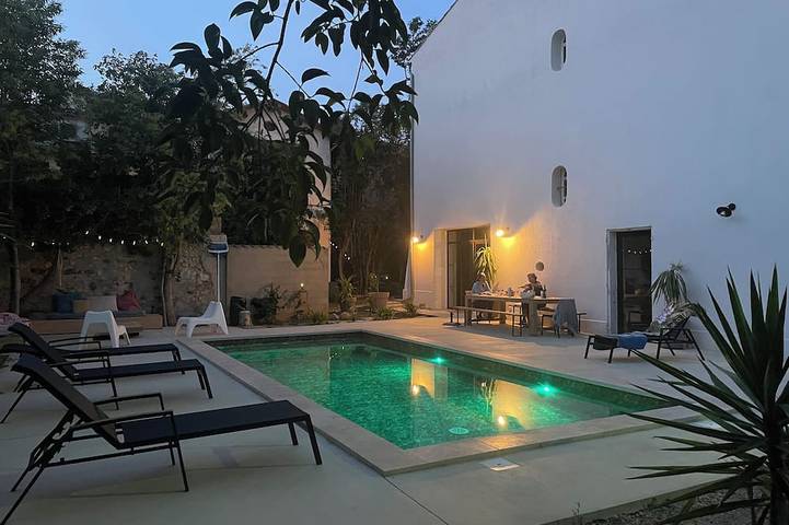 Ferienhaus für 15 Personen, mit Terrasse und Garten sowie Pool