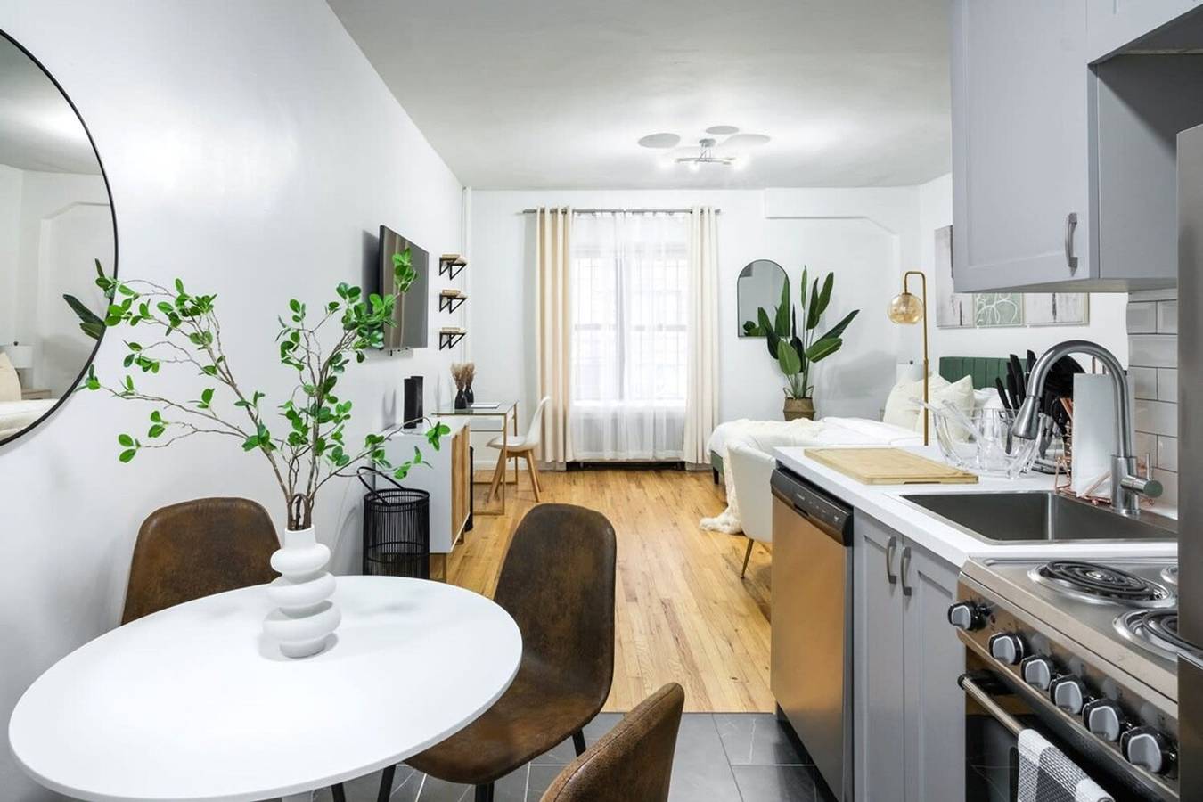 Entire apartment, 74-1A New Studio in Prime Uws - Gym In Building in Manhattan, New York City