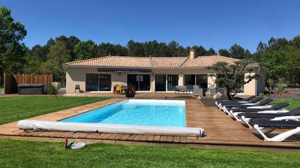 Location de vacances pour 14 personnes, avec jacuzzi et terrasse ainsi que jardin et piscine à Avensan