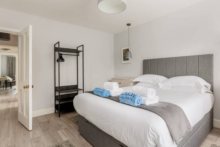 Middle Chine - Garden and Spacious Living Space in Bournemouth, South West England