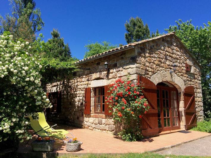 Gîte pour 4 personnes, avec piscine, adapté aux familles à Chassiers
