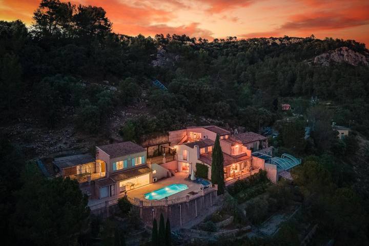 Location de vacances pour 12 personnes, avec piscine ainsi que jardin et vue, adapté aux familles à Vins-sur-Caramy