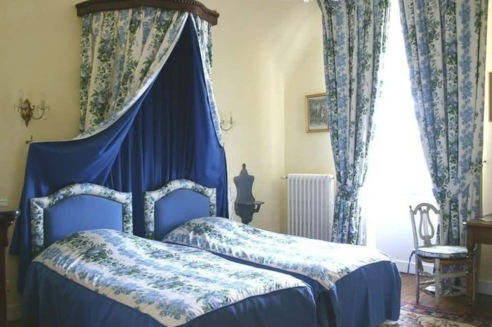 Elegant historic castle with pool, tennis, and Wi-Fi in Yvetot-Bocage in Yvetot-Bocage, Côte de la Déroute