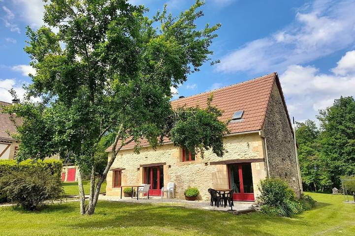 Gîte pour 2 personnes, avec Jardin et Piscine à Fajoles