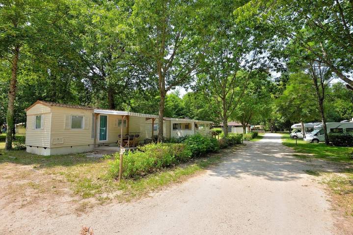 Camping pour 2 personnes, avec terrasse et jardin ainsi que vue et piscine, animaux acceptés dans Centre-Val de Loire - 3