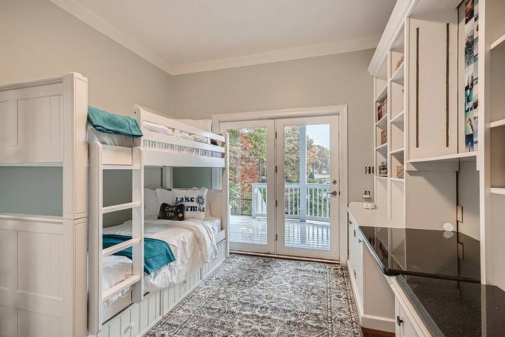 Vacation house for 13 people, with yard in Lake Norman