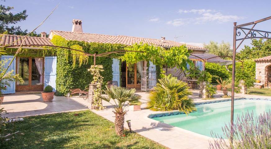 Location de vacances pour 6 personnes, avec terrasse ainsi que piscine et jardin, animaux acceptés à Saint-Cézaire-sur-Siagne - 2