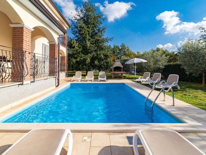 Ferienwohnung für 4 Personen, mit Balkon/Terrasse und Garten sowie Pool in Porec und Umgebung