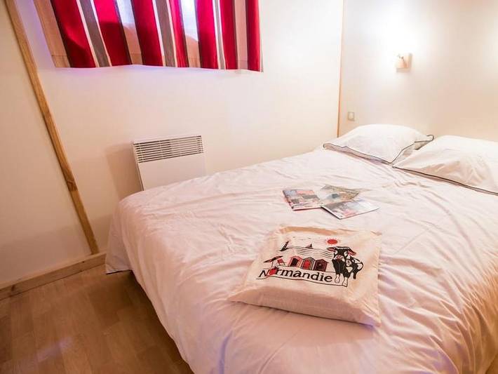 Flower Camping La Chênaie - Chalet 4 personnes - Bois Confort 24m² 2 chambres + terrasse couverte + TV 4 pers in Yport, Région du Havre