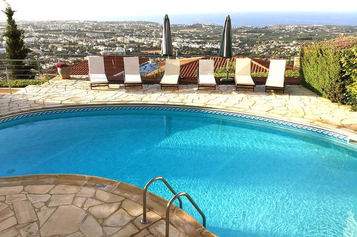 Holiday rental for 10 people, with garden in Peyia