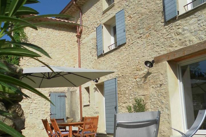 Location de vacances pour 6 personnes, avec jardin et terrasse à Lurs