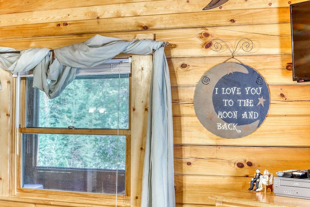 Hundefreundliche Kabine w / privaten Whirlpool & saisonalen Gemeinschaftspool in der Nähe von Ntnl Park! in Pigeon Forge, Sevier County