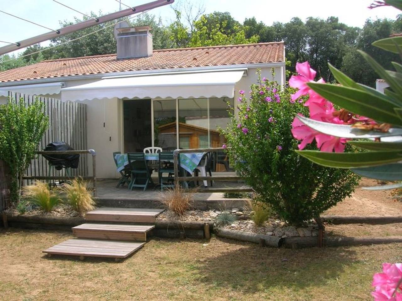 Maison proche forêt, plage et commerces - 2 ch, terrasse, jardin clos, parking privé, animaux acceptés in La Tranche-sur-Mer, Vendée