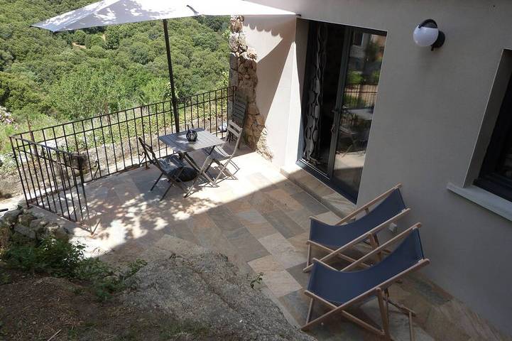 Location de vacances pour 3 personnes, avec terrasse à Petreto-Bicchisano