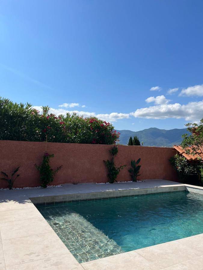 Location de vacances pour 8 personnes, avec jardin et terrasse ainsi que vue et piscine à Brouilla - 2