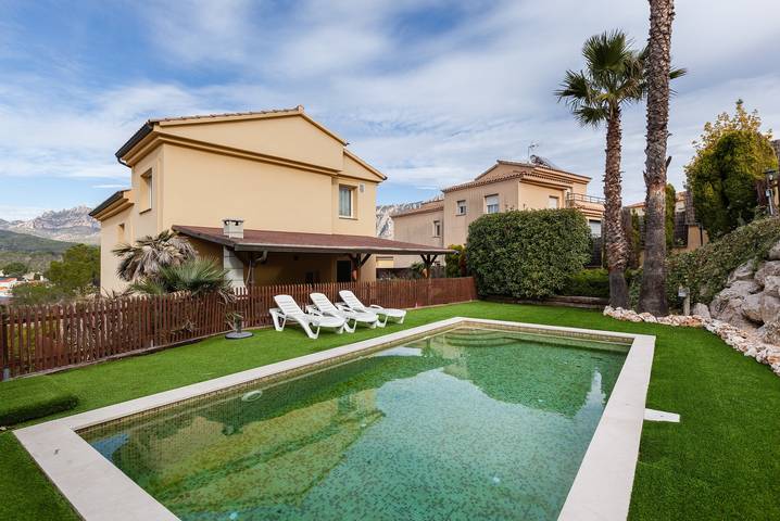 Casa vacanze 'Collbato Resort' con vista sulle montagne, Wi-Fi e aria condizionata in Collbató, Barcellona entroterra