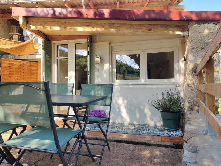 Gîte pour 4 personnes, avec Terrasse ainsi que Jardin et Vue à Montjoux
