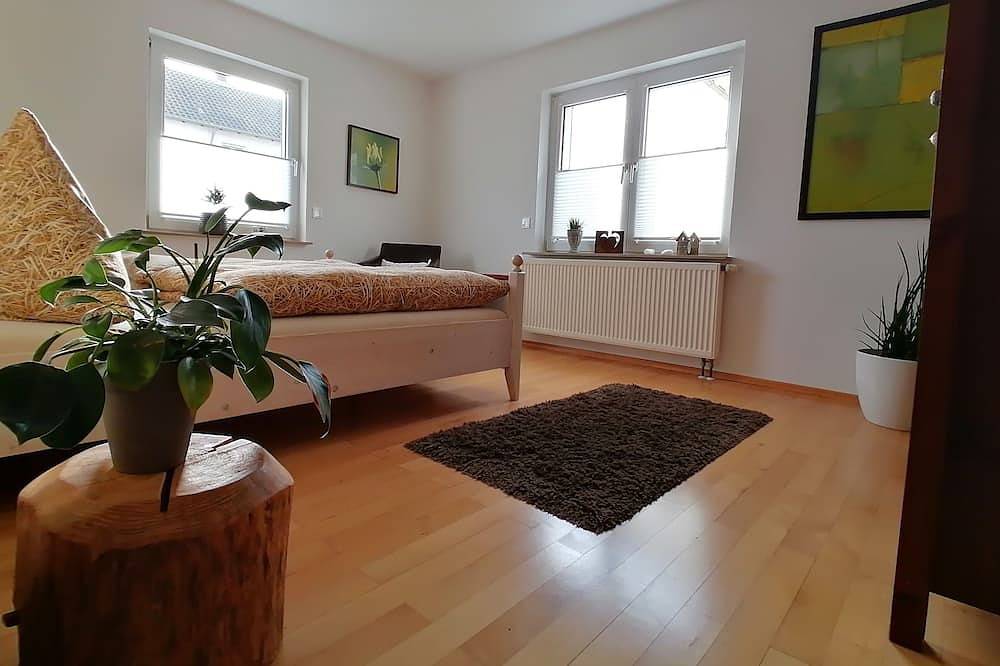 Ganze Wohnung, Gemütliche Ferienwohnung (80 m2) mit Holzterrasse und Liegewiese in Großheubach, Fränkisches Weinland