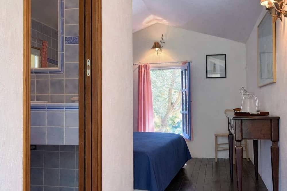 La chambre du Mazet, hébergement indépendant pour deux personnes in Fayence, Région de Draguignan