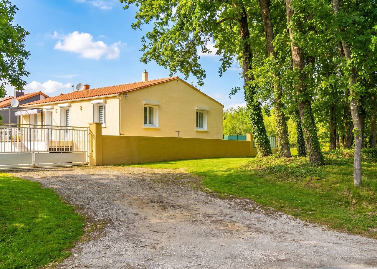 Appartement entier, Appartement charmant à Breuillet avec jardin spacieux in Breuillet, Côte de Beauté