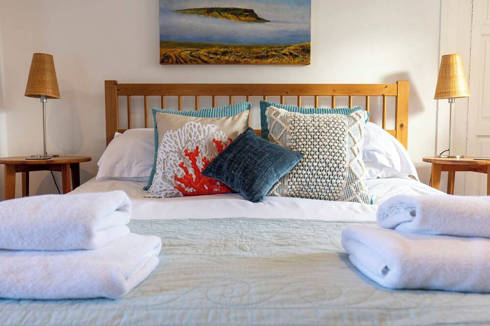 Beautiful Holy Island of Lindisfarne: Dog Friendly Peaceful Retreat. in Holy Island