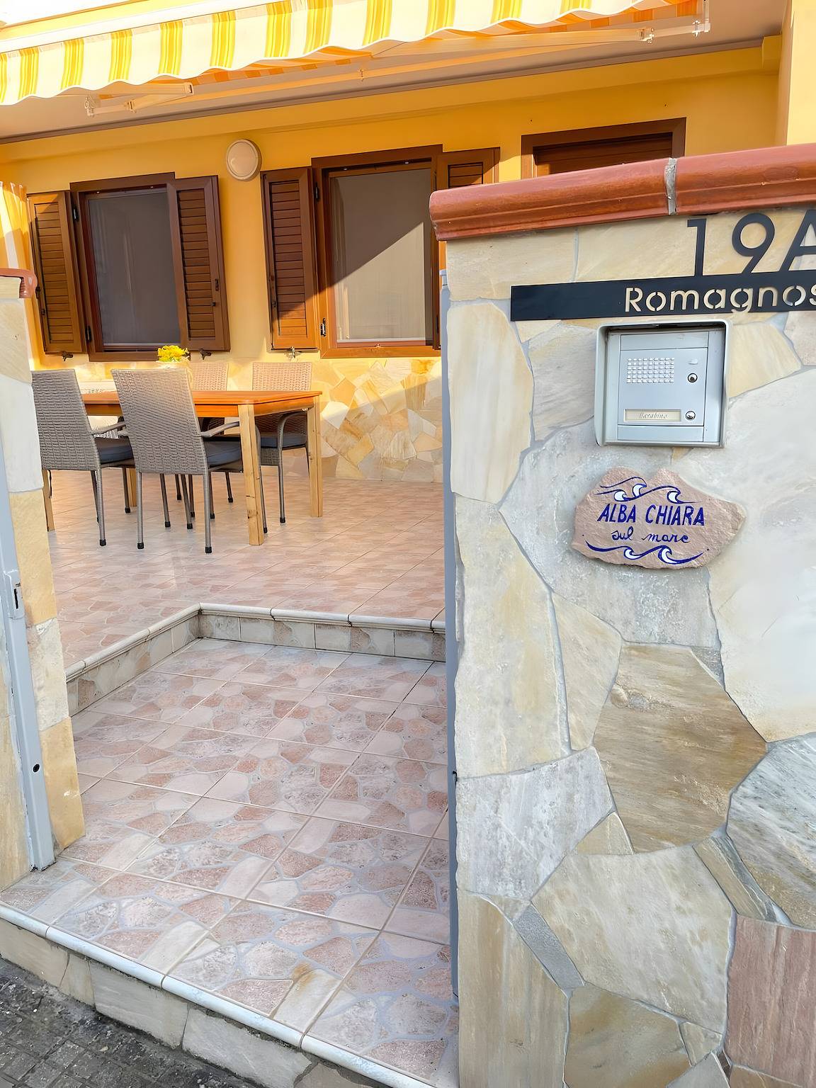 Albachiara am Meer, Haus mit großer Veranda in Porto Torres, Sassari Provinz