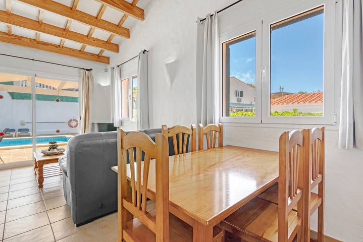 Villa 'Celeste' con piscina privada, Wi-Fi y aire acondicionado in Cala en Porter, Municipio de Alaior