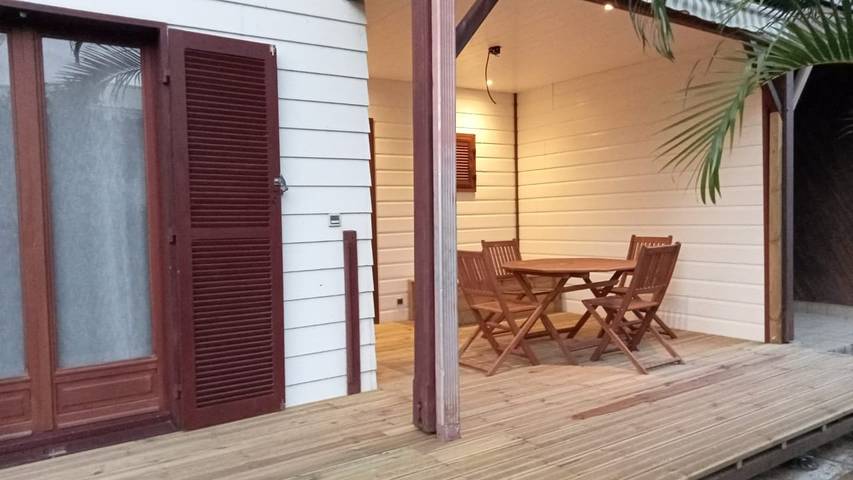 Gîte pour 3 personnes, avec jardin et piscine à Le Diamant