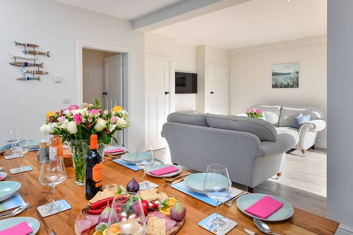 Beautifully refurbished holiday home in the centre of Abersoch with parking. in Abersoch, Gwynedd